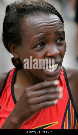 07 mai, 2006 ; San Diego, CA, USA ; JEMIMA JELAGAT, 21, de Tucson (Arizona) womanÕs dans la division a remporté la 18e édition de la course de 8K Union-Tribune pour l'alphabétisation avec un temps de 25 minutes et 26 secondes. Crédit obligatoire : Photo par Howard Lipin/SDU-T/ZUMA Press. (©) Copyright 2006 by SDU-T Banque D'Images