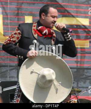 07 mai, 2006 ; Los Angeles, CA, USA ; PEPE AGUILAR il se produit au Los Angeles Sports Arena de Los Angeles dans le cadre de célébrations de Cinco de Mayo" Crédit obligatoire : Photo par Armando Arorizo/ZUMA Press. (©) Copyright 2006 by Arorizo Banque D'Images