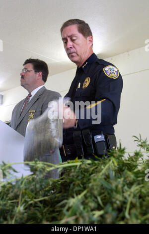 Le 09 mai 2006 ; Port Saint Lucie, FL, USA ; Le service de police de Port Saint Lucie et le County Sheriff's Office busted 11 maisons de culture de marijuana et saisi des centaines de plants de marijuana et le matériel utilisé pour les faire pousser. Ici, chef de la Police John Skinner et Sheriff Ken Mascara à répondre à des questions lors d'une conférence de presse. Crédit obligatoire : Photo par Vada/Mossavat Palm Beach Post/ZU Banque D'Images