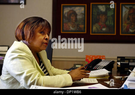 Le 09 mai 2006 ; Belle Glade, FL, USA ; Pahokee City Manager Lillie Latimore dans son bureau de l'hôtel de ville. Crédit obligatoire : Photo par Paul J. Milette/Palm Beach Post/ZUMA Press. (©) Copyright 2006 par Palm Beach Post Banque D'Images