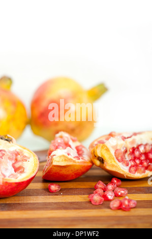 Fruit grenade fraîche sur bois sur fond blanc Banque D'Images