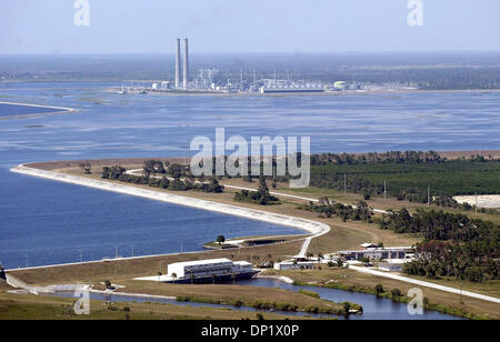 10 mai, 2006 ; Indiantown, FL, USA, Florida Power and Light Company's Martin Power Plant à l'ouest de Indiantown. Crédit obligatoire : Photo par Paul J. Milette/Palm Beach Post/ZUMA Press. (©) Copyright 2006 par Palm Beach Post Banque D'Images