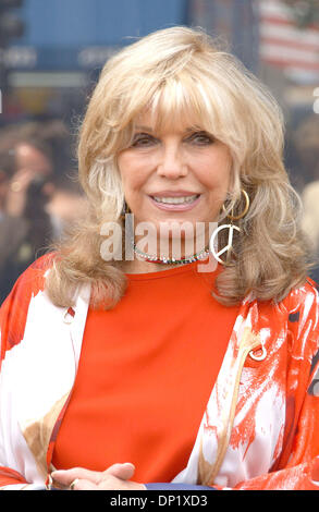 11 mai, 2006 ; Los Angeles, CA, USA ; la chanteuse Nancy Sinatra à la 2,312ème Hollywood Walk of Fame Star pour Nancy Sinatra tenues à l'extérieur de l'hôtel Roosevelt. Crédit obligatoire : Photo par Paul Fenton/ZUMA KPA.. (©) Copyright 2006 by Paul Fenton Banque D'Images