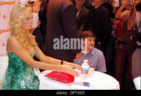 11 mai, 2006 ; Los Angeles, CA, USA ; visites de PARIS HILTON DANS L'industrie du jeu vidéo seule trade show E3, pour promouvoir son nouveau jeu vidéo 'Jewel bloqué", créé avec les développeurs de jeux GameLoft, et disponibles pour les téléphones cellulaires. Paris a accueilli une foule de fans et les visiteurs du salon, et a signé des autographes. Crédit obligatoire : Photo de Mike Fox/ZUMA Press. (©) Copyright 2006 par Mike Fox Banque D'Images