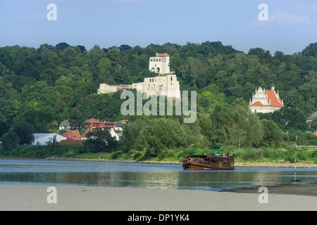 Les ruines du château et l'église paroissiale, la Vistule à l'avant, Cholewianka, Kazimierz Dolny, Lublin Voivodeship, Pologne Banque D'Images