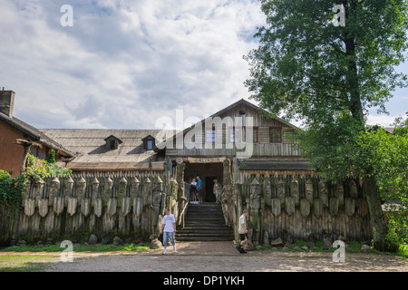 Chiffres en bois warrior à l'entrée, Mazurski Eden ou jardin d'Eden, la reconstruction de la culture Galindian Banque D'Images