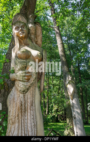 Figurine en bois, Eden Mazurski ou jardin masurien d'Eden, reconstruction de la culture galinéenne, Gmina Ruciane-Nida Banque D'Images