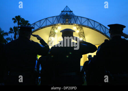 12 mai, 2006 ; West Palm Beach, FL, USA ; policiers salut en début de l'ordre fraternel de la Police du District de l'État de Floride Lodge Quatre Service commémoratif pour les officiers (de les comtés suivants : Palm Beach, Martin, Saint Lucie, Indian River et Okeechobee, ainsi que les agents de l'État de Floride et les agents du gouvernement américain) qui sont décédés. La cérémonie a eu lieu à Mey Banque D'Images