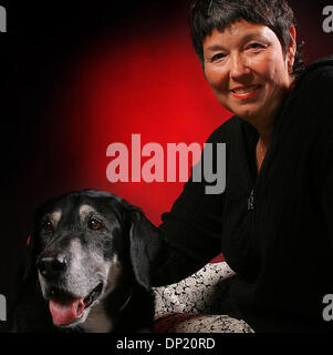 12 mai, 2006 ; West Palm Beach, FL, USA ; Bobbie Brooks Pomerantz et son chien Princesse. Crédit obligatoire : Photo de Tim Stepien/Palm Beach Post/ZUMA Press. (©) Copyright 2006 par Palm Beach Post Banque D'Images