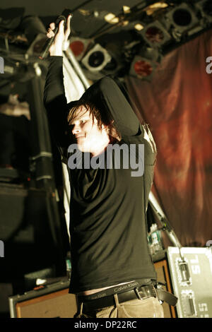 15 mai, 2006 ; New York, NY, USA ; 'Anges et des ondes qui se produiront au Bowery Ballroom. TOM DELONGE (blink 182) chant et guitare, David Kennedy on retour à la guitare. Crédit obligatoire : Photo par Aviv petit/ZUMA Press. (©) Copyright 2006 par Aviv Petit Banque D'Images