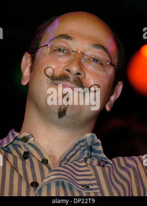 16 mai 2006, Manhattan, NY, USA ; NY PAPIERS. Concurrent non identifiés au New York City aux Championnats barbe et moustache à la Knitting Factory. Crédit obligatoire : Photo par Bryan Smith/ZUMA Press. (©) Copyright 2006 par Bryan Smith Banque D'Images