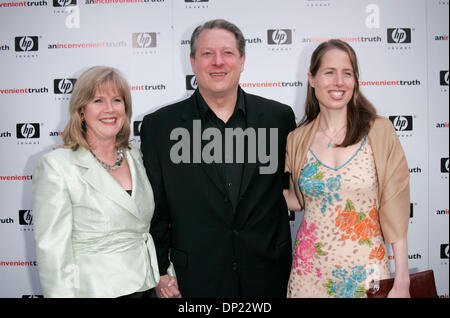 16 mai, 2006 ; West Hollywood, Californie, USA ; le Vice-président Al Gore, épouse TIPPER & Fille KRISTIN à 'Une vérité qui dérange' Los Angeles Premiere tenue à la Directors Guild of America. Crédit obligatoire : Photo de Lisa O'Connor/ZUMA Press. (©) Copyright 2006 by Lisa O'Connor Banque D'Images