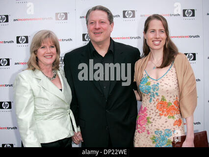 16 mai, 2006 ; West Hollywood, Californie, USA ; le Vice-président Al Gore, épouse TIPPER & Fille KRISTIN à 'Une vérité qui dérange' Los Angeles Premiere tenue à la Directors Guild of America. Crédit obligatoire : Photo de Lisa O'Connor/ZUMA Press. (©) Copyright 2006 by Lisa O'Connor Banque D'Images