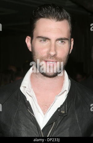 16 mai, 2006 ; Los Angeles, CA, USA, chanteur du groupe Maroon 5 Adam Levine arrivant à l 2006 Prix Pop IMC tenue au Regent Beverly Wilshire Hotel. Crédit obligatoire : Photo par Marianna Massey Jour/ZUMA Press. (©) Copyright 2006 par Marianna jour Massey Banque D'Images