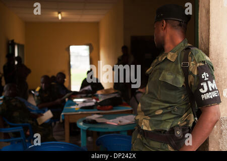 Kinshasa, République démocratique du Congo . 07Th Jan, 2014. Un garde a l'air dans la salle d'audience à la prison de Ndolo à Kinshasa pendant le procès Le procès de la citoyen norvégien/Français Josué, inculpé du meurtre de son compagnon de cellule citoyen norvégien Tjostolv Moland, a été reportée aujourd'hui après que la défense s'est opposé sur la qualité de l'interprète. Tjostov Moland a été retrouvé mort dans la cellule 18 août 2013. Ils ont tous deux été en prison en République démocratique du Congo depuis 2009 après avoir été reconnu coupable du meurtre de leur chauffeur Abedi Kasongo. Credit : Rey T. Byhre/Alamy Live News Banque D'Images