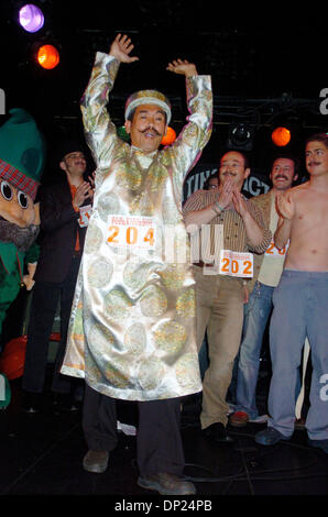 16 mai 2006, Manhattan, NY, USA ; NY PAPIERS. Gagnant du concours de moustache Tom Vu d'Orlando, en Floride, au New York City aux Championnats barbe et moustache à la Knitting Factory. Crédit obligatoire : Photo par Bryan Smith/ZUMA Press. (©) Copyright 2006 par Bryan Smith Banque D'Images