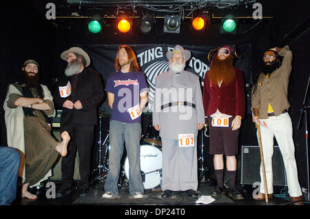 16 mai 2006, Manhattan, NY, USA ; NY PAPIERS. Catégorie barbe concurrents sur scène au New York City aux Championnats barbe et moustache à la Knitting Factory. Crédit obligatoire : Photo par Bryan Smith/ZUMA Press. (©) Copyright 2006 par Bryan Smith Banque D'Images