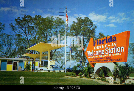 18 mai 2006, Miami, FL, USA ; cette carte postale vintage envoyé de Miami sur Février 27th, 1963 pour une Miss Lucille Franks à Pittsburgh, PA montre l'une des premières stations de Floride Drive-In Bienvenue : Publicité : un jus d'orange, de l'information, des cartes routières et des tables de pique-nique. À l'époque, il y avait sept stations Bienvenue en Floride (il y a maintenant quatre). Crédit obligatoire : Photo par Histor Banque D'Images