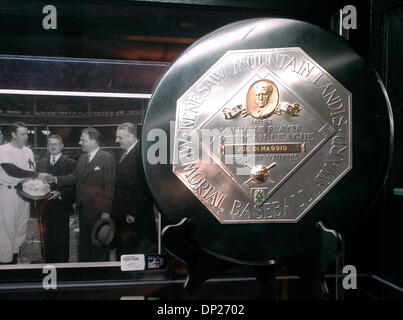 19 mai 2006, Manhattan, NY, USA ; Joe DiMaggio 1947 American League Most Valuable Player Award plaque, estimé à vendre pour 150 000 $ US 200 000 $ US. Joe DiMaggio Collection vente aux enchères publique présentée par Hunt Auctions Inc. au Marriott Marquis hotel à Times Square. Crédit obligatoire : Photo par Bryan Smith/ZUMA Press. (©) Copyright 2006 par Bryan Smith Banque D'Images