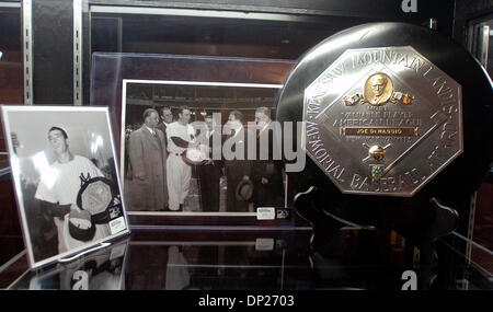 19 mai 2006, Manhattan, NY, USA ; Joe DiMaggio 1947 American League Most Valuable Player Award plaque, estimé à vendre pour 150 000 $ US 200 000 $ US. Joe DiMaggio Collection vente aux enchères publique présentée par Hunt Auctions Inc. au Marriott Marquis hotel à Times Square. Crédit obligatoire : Photo par Bryan Smith/ZUMA Press. (©) Copyright 2006 par Bryan Smith Banque D'Images