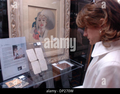 19 mai 2006, Manhattan, NY, USA ; un visiteur regarde au-dessus d'un Marilyn Monroe de l'aquarelle par Jon Whitcomb vers 1958, estimée à vendre pour 20 000 $-$30 000. Joe DiMaggio Collection vente aux enchères publique présentée par Hunt Auctions Inc. au Marriott Marquis hotel à Times Square. Joe DiMaggio Collection vente aux enchères publique présentée par Hunt Auctions Inc. au Marriott Marquis hotel à Tim Banque D'Images