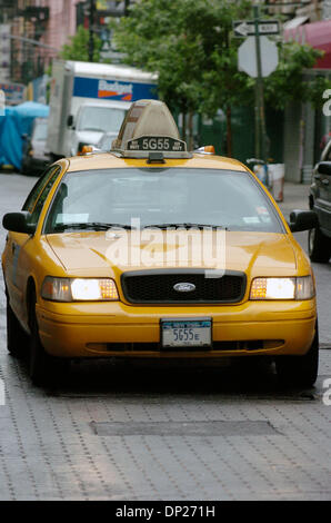 19 mai 2006, Manhattan, NY, USA ; dernière place Anissa Graham, 29 ans, de Brooklyn qui a fait le déplacement par taxi cab dans un temps de 40 minutes et à un coût de 13,30 $. "La grande banlieue de New York Race" organisée par l'utilisation de différents moyens de transport et de vélos Mois NYC. La course de 6,5 km à partir de la Grand Army Plaza à Brooklyn au Tenement Museum dans le Lower East Side de personnes qui utilisent des fosses location, subwa Banque D'Images