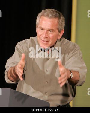 19 mai, 2006 ; Yuma, AZ, USA ; Président des États-Unis George W. Bush parle d'agents de patrouille frontalière à la Border Patrol gare à Yuma, AZ, le 18 mai 2006. Crédit obligatoire : Photo par Will Powers/ZUMA Press. (©) Copyright 2006 by Will Powers Banque D'Images