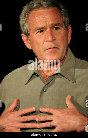 19 mai, 2006 ; Yuma, AZ, USA ; Président des États-Unis George W. Bush parle d'agents de patrouille frontalière à la Border Patrol gare à Yuma, AZ, le 18 mai 2006. Crédit obligatoire : Photo par Will Powers/ZUMA Press. (©) Copyright 2006 by Will Powers Banque D'Images