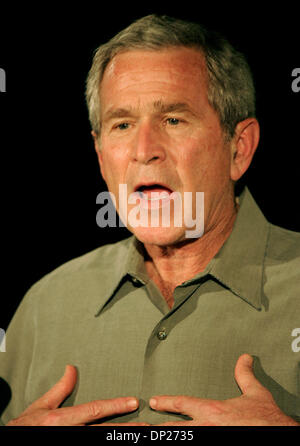 19 mai, 2006 ; Yuma, AZ, USA ; Président des États-Unis George W. Bush parle d'agents de patrouille frontalière à la Border Patrol gare à Yuma, AZ, le 18 mai 2006. Crédit obligatoire : Photo par Will Powers/ZUMA Press. (©) Copyright 2006 by Will Powers Banque D'Images