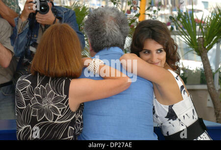 19 mai 2006, Cannes, France ; Carmen Maura, Pedro Almodovar et PENELOPE CRUZ au 'Volver' Photocall lors de la 59e Festival International du Film de Cannes. Crédit obligatoire : Photo par Frédéric/Injimbert ZUMA Press. (©) Copyright 2006 by Frederic Injimbert Banque D'Images