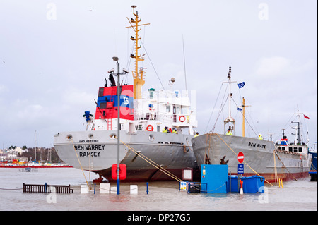 Ramsey, Ile de Man (Îles britanniques) - Les navires amarrés dans un port inondées pendant une très grande marée Banque D'Images