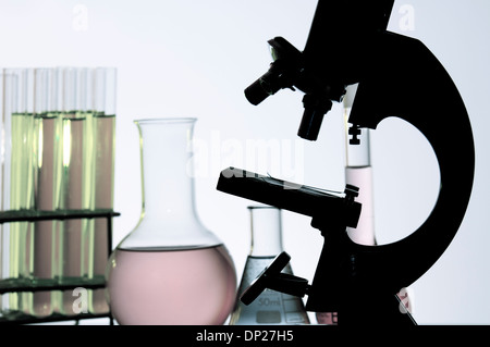 Microscope de recherche et flacons de laboratoire avec liquide coloré Banque D'Images