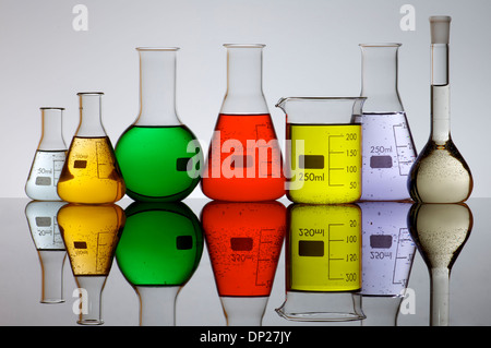 Avant-garde d'une des fioles de laboratoire rempli de liquide de couleur Banque D'Images