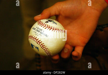 20 mai, 2006 ; Oakland, CA, USA ; TYLER SNYDER, 19 ans, de Pleasanton, pris des 714e home run de carrière avec son gant Mizuno dans le champ de droite se tient lors de la 2e manche Samedi 20 mai 2006 chez McAfee Coliseum à Oakland, Californie n'étant pas beaucoup d'obligations ou d'un ventilateur, il prévoit des géants sur la vente de la balle. Crédit obligatoire : Photo par Karl Mondon/Contra Costa Times/ZUMA Press. (©) Co Banque D'Images