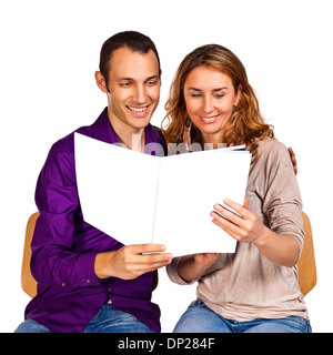 Jeune couple amoureux lire ensemble une brochure Banque D'Images