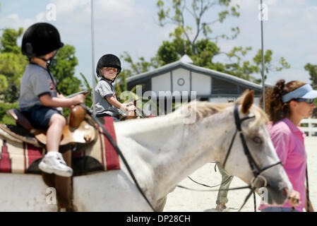 21 mai, 2006 ; Delray Beach, FL, USA ; ZACHARY ALBERT, Delray Beach, vérifie lui-même dans le miroir comme CYNTHIA SOSSEI, Cheval Trainor, le mène sur une promenade à cheval le dimanche à Johnson's Folly ferme équestre à Delray Beach. Le produit de la collecte de fonds s'Dimanche ira au profit du St.Jude Children's Research Hospital. L'événement comprenait des randonnées à cheval pour 10 $, des collations, et la peinture du visage. Mandat Banque D'Images