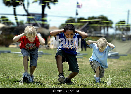 21 mai, 2006 ; Delray Beach, FL, USA ; RYAN ANDERSON,7, de gauche, RICHIE LIONEL GAIFFE, 10, et ADAM ANDERSON, 7, promenade et charlatan comme canards sous string lors de l'exécution d'un parcours du samedi. L'Académie militaire de victoire Forge et Boot Camp a constitué un petit cours de boot camp à Navy UDT-Seal Museum ce weekend. Crédit obligatoire : Photo par Meghan McCarthy/Palm Beach Post/ZUMA Press. (©) Copyr Banque D'Images