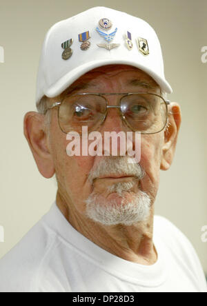 21 mai, 2006 ; Delray Beach, FL, USA ; AL WEBER, 85, de Boynton Beach mardi matin, à Delray Beach. Weber est un B-24 DE LA SECONDE GUERRE MONDIALE avec l'ingénieur de vol de combat 464 Bomber Group, qui a été abattu deux fois derrière les lignes ennemies et les deux fois s'est échappé. Crédit obligatoire : Photo de Bill Ingram/Palm Beach Post/ZUMA Press. (©) Copyright 2006 par Palm Beach Post Banque D'Images