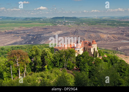 Jezeří (Jezeri ou Eisenberg) Chateau et les mines de charbon de lignite près de Most et Litvinov, le nord de la Bohème, en République Tchèque Banque D'Images