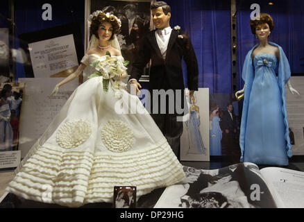 23 mai, 2006 ; Clermont, FL, USA ; miniatures sont une grande partie de l'affiche à la maison des présidents à Clermont. Ici, une présentation de mode miniature et les Kennedy Jacqueline Kennedy montre pendant son mariage 1953 pour le sénateur John F. Kennedy. Crédit obligatoire : Photo par David Spencer/Palm Beach Post/ZUMA Press. (©) Copyright 2006 par Palm Beach Post Banque D'Images