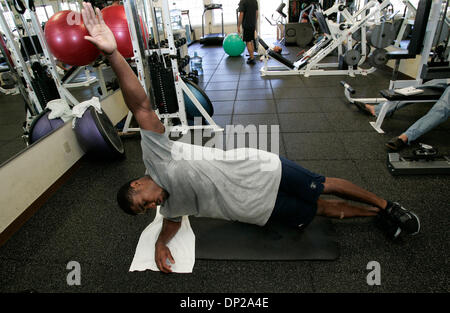 Le 24 mai 2006, à San Diego, CA, USA ; Quentin Jammer des San Diego Chargers travaille pendant son exercice dans une salle de sport dans l'affaire Scripps Ranch. Son entraînement est adapté à ses besoins et à sa position comme pour l'évoluait chargeurs. Crédit obligatoire : Photo par Earnie Grafton/SDU-T/ZUMA Press. (©) Copyright 2006 by SDU-T Banque D'Images