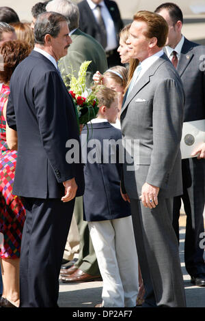 Le 25 mai 2006, Sacramento, CA, USA ; il président du Mexique, Vicente Fox (L) et du gouverneur de Californie Arnold Schwarzenegger (R) parler et marcher ensemble à l'arrivée du président à l'aéroport international de Sacramento. Au cours de la visite du Président il va visiter le musée d'histoire de la Californie, les femmes et les arts, et l'adresse de l'Assemblée. Le gouverneur Schwarzenegger est d'avis sur le Président Bu Banque D'Images