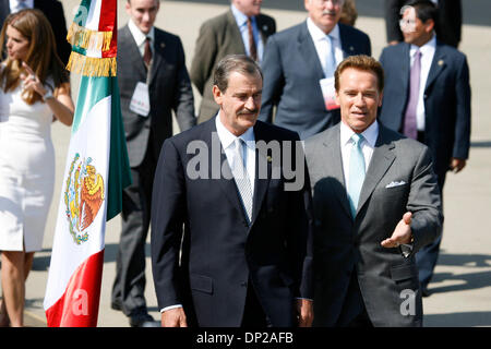 Le 25 mai 2006, Sacramento, CA, USA ; Le président du Mexique, Vicente Fox (L) et du gouverneur de Californie Arnold Schwarzenegger (R) parler et marcher ensemble à l'arrivée du président à l'aéroport international de Sacramento. Au cours de la visite du Président il va visiter le musée d'histoire de la Californie, les femmes et les arts, et l'adresse de l'Assemblée. Le gouverneur Schwarzenegger est d'avis sur le Président B Banque D'Images