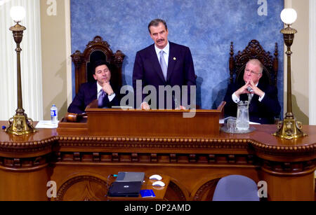 Le 25 mai 2006, Sacramento, CA, USA ; Assemblée générale le président FABIAN NUNEZ (D-Los Angeles) et du Sénat Pro Tem- DON PERATA, écouter de PresidentVICENTE mexicain Fox aborde les deux chambres de l'assemblée législative de la capitale de l'Etat. Crédit obligatoire : Photo de Brian Baer/ZUMA Press. (©) Copyright 2006 par Sacramento Bee Banque D'Images