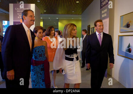 Le 25 mai 2006, Sacramento, CA, USA ; le président mexicain Vicente Fox et son épouse MARTA FOX , Californie, la première dame Maria Shriver, et le gouverneur Arnold Schwarzenegger tour la Latina la pièce au California Museum for History, Women and the Arts de crédit obligatoire : Photo de Brian Baer/ZUMA Press. (©) Copyright 2006 par Sacramento Bee Banque D'Images