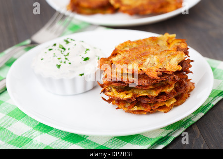 Galettes de pommes de terre avec crème sure Banque D'Images