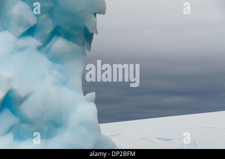 L'ANTARCTIQUE - formes complexes creusée dans un Antarctic iceberg flottant près deux, Antarctique. l'île de buttes Banque D'Images