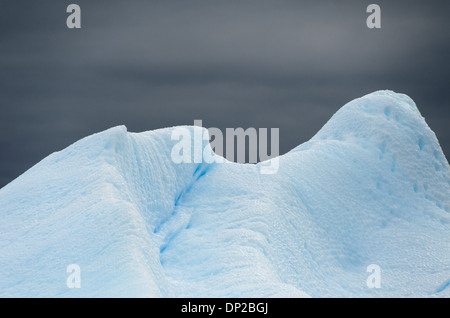 L'ANTARCTIQUE - formes complexes creusée dans un Antarctic iceberg flottant près deux, Antarctique. l'île de buttes Banque D'Images