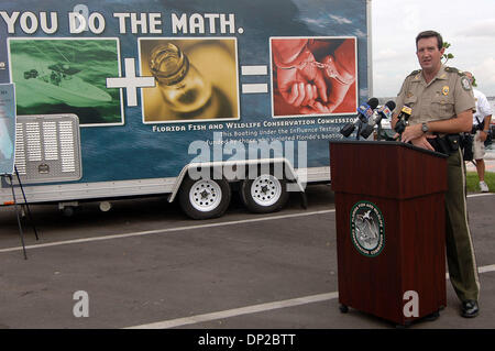 26 mai, 2006 ; Riviera Beach, FL, USA ; Florida Fish and Wildlife grands reporters adresse Norton Brett lors d'une conférence de presse vendredi matin 26 mai 2006 à Riviera Beach, Fla à Phil Foster Park pour livrer ces rappels de sécurité nautique. Crédit obligatoire : photo par Steve Mitchell/Palm Beach Post/ZUMA Press. (©) Copyright 2006 par Palm Beach Post Banque D'Images