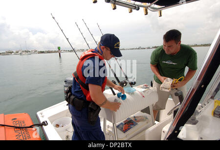 26 mai, 2006 ; Riviera Beach, FL, USA ; Jason Sullivan de West Palm Beach, a été intercepté par la Garde côtière (FN) Cory pompier Seale, 28 ans, de West Palm Beach d'avoir son bateau de pêche inspecté pour points de sécurité Vendredi 26 mai 2006 à Riviera Beach, en Floride, la Garde côtière canadienne et d'autres organismes d'application de la loi locaux se réunissent aujourd'hui à Phil Foster Park pour offrir ces indispensables de la sécurité nautique remin Banque D'Images